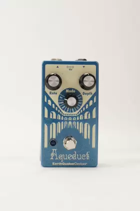 EQDAQUEV1USA EARTHQUAKER Devices Aqueduct Vibrato Guitar