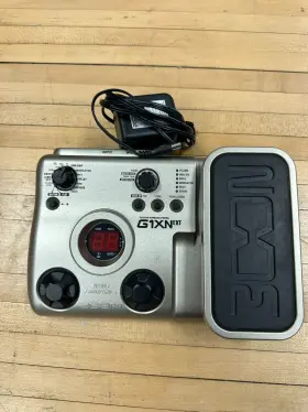 161098 ZOOM Guitar Effects Pedal